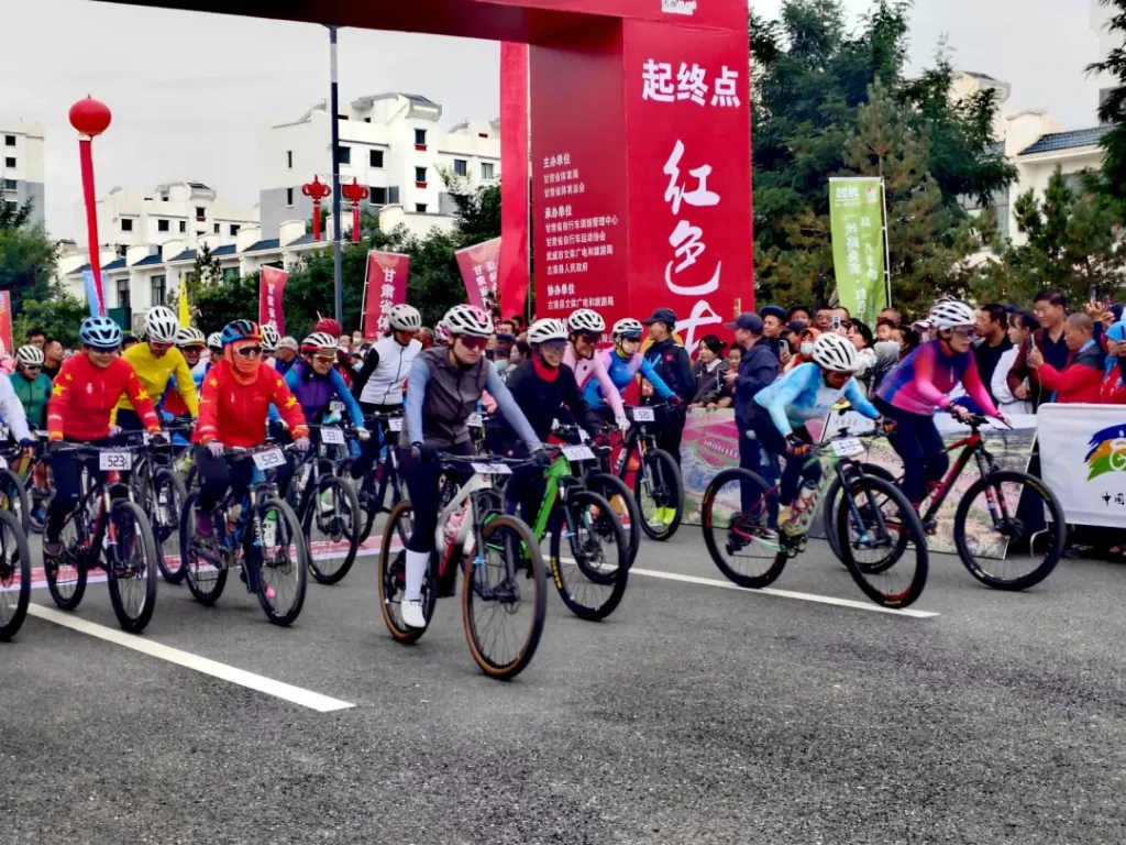 Cyclists Race Through Scenic Babusa in Gansu’s Gulang County