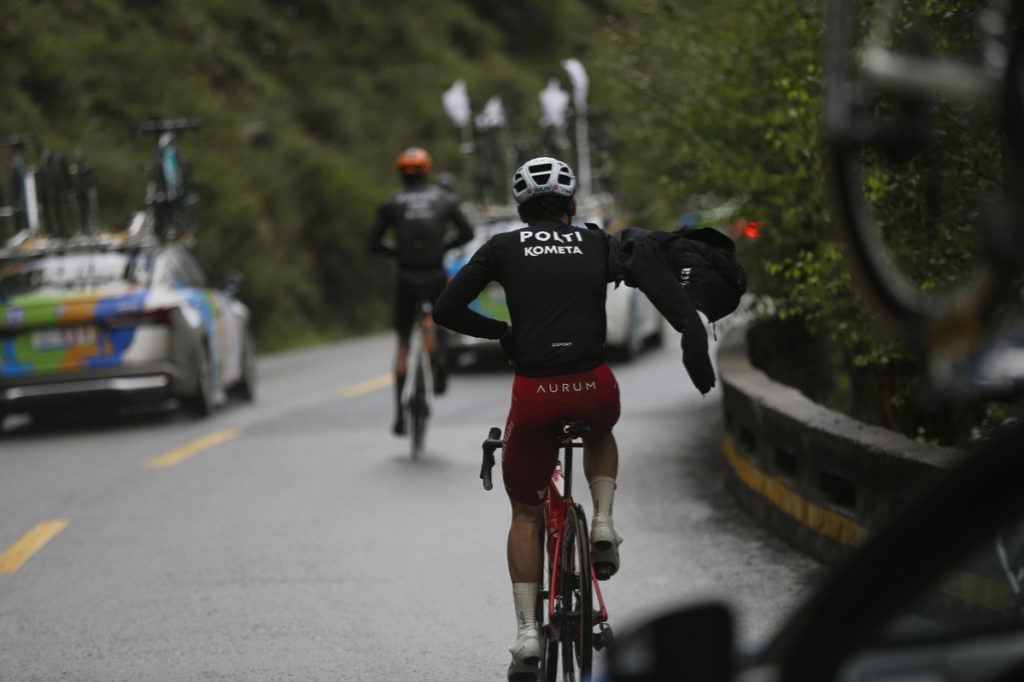 Downhill Like a Pro: 10 Tips to Boost Confidence on Descents