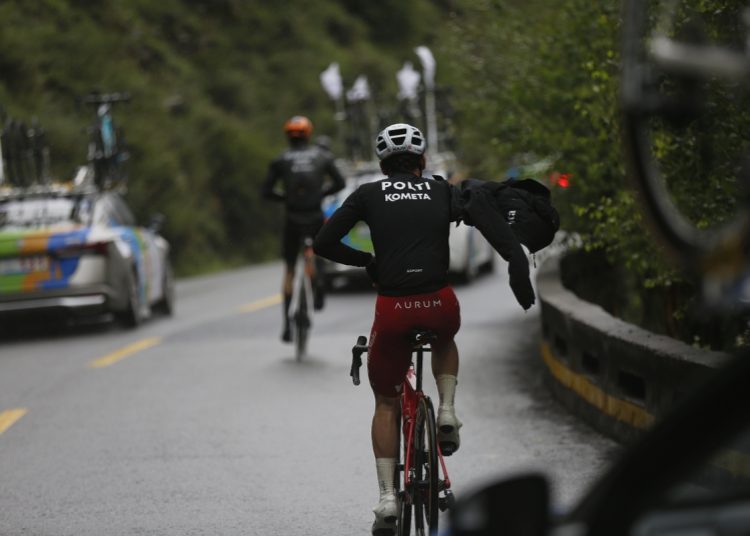 Downhill Like a Pro: 10 Tips to Boost Confidence on Descents