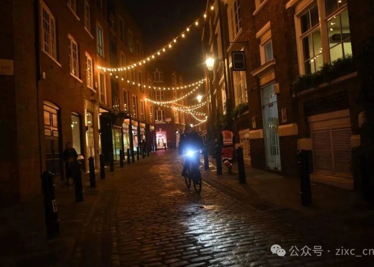 Riding at Night Without Lights，As the UK Legislates, How Long Can China’s ‘Invisible’ Cyclists Continue?