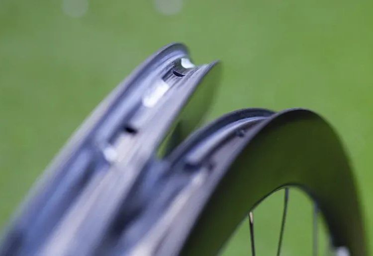 Former Bicycle Wheel Rim Technical Council Chair Calls Hookless Rims a “Scam”
