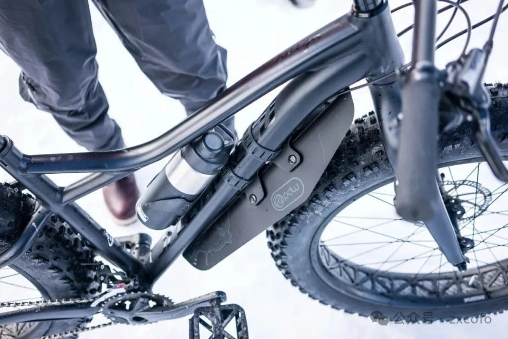 The Downpipe-Mounted Fat Tire Fender That Looks Right at Home on Mountain Bikes