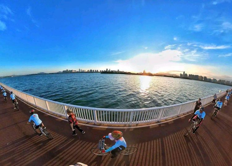 Xiamen’s Unique Ocean Cycling Path Offers Stunning Sunset Rides