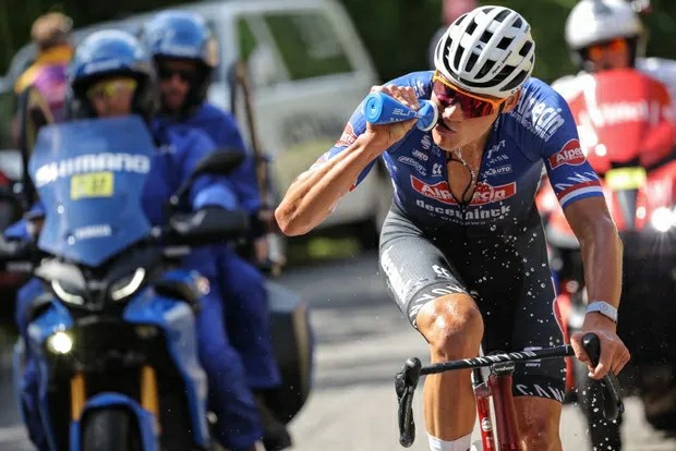 How to Stay Hydrated on the Bike